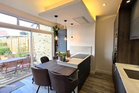 17 Bohun Grove, Barnet, EN4 8UA