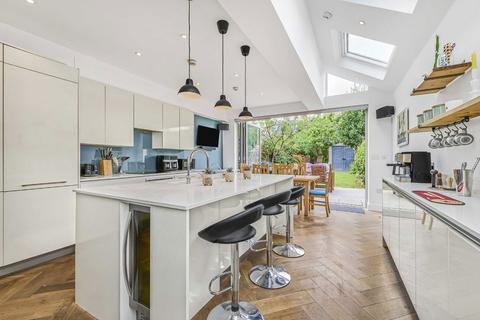 4 bedroom terraced house for sale, Haverhill Road, London SW12