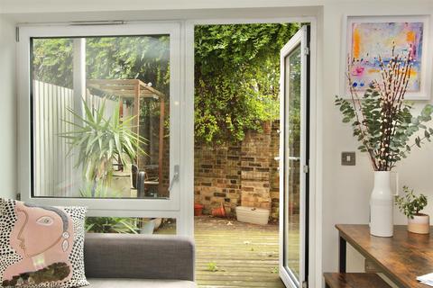 1 bedroom flat for sale, Geldeston Road, London E5