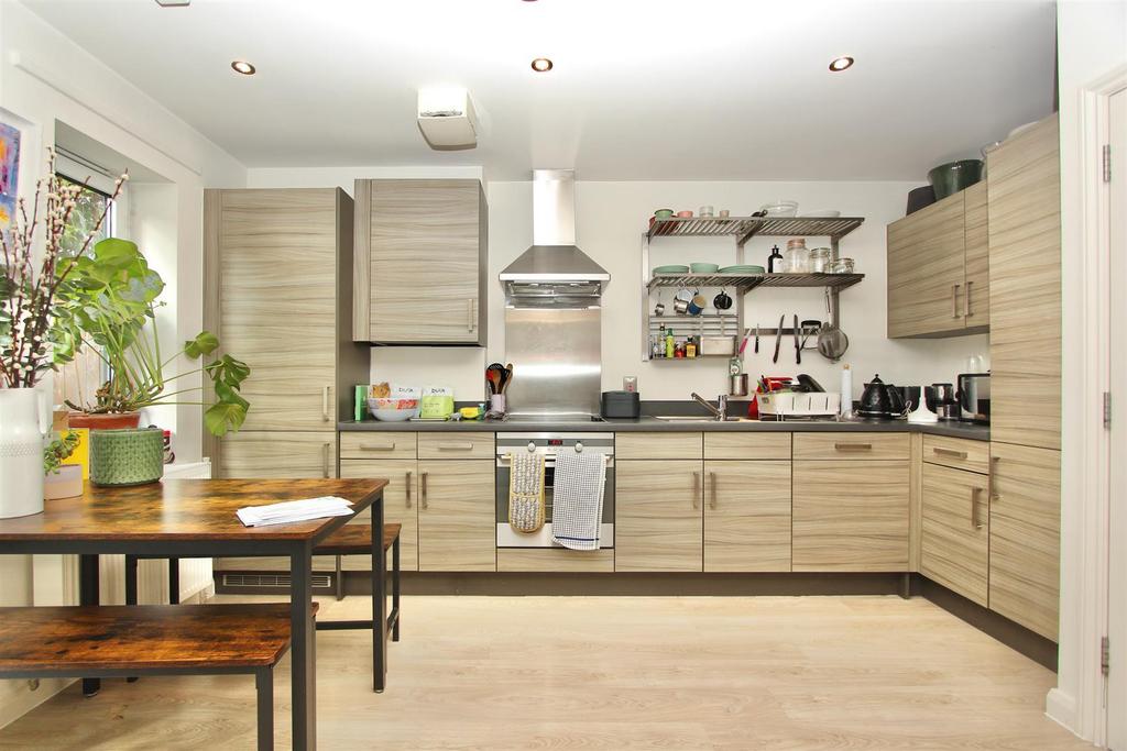 Saxony Court, E5