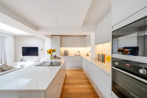 24b Womersley Road, London, N8 9AN