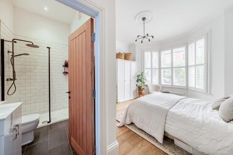 24b Womersley Road, London, N8 9AN