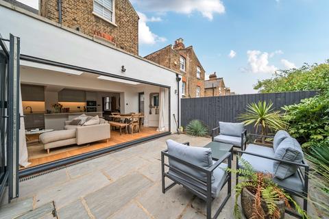 24b Womersley Road, London, N8 9AN