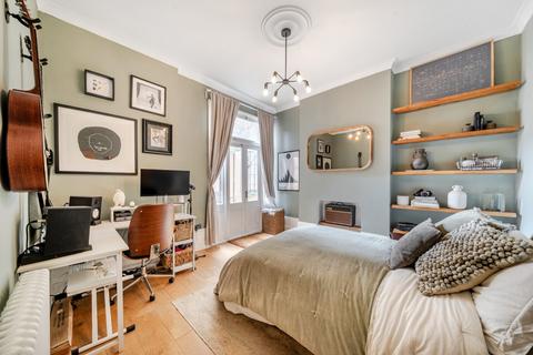 24b Womersley Road, London, N8 9AN