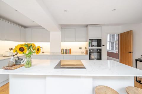 24b Womersley Road, London, N8 9AN