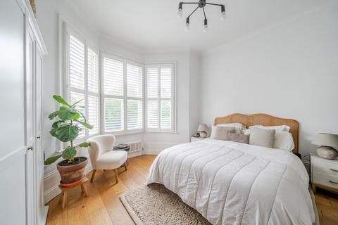 24b Womersley Road, London, N8 9AN