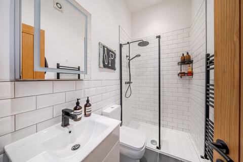 24b Womersley Road, London, N8 9AN