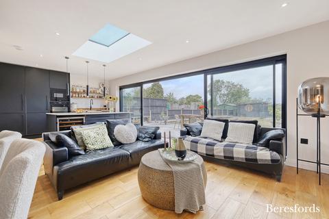 3 bedroom detached house for sale, Roman Road, Mountnessing, CM15