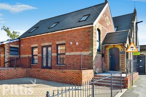 2 bedroom end of terrace house to rent, Newport Road Apse Heath PO36