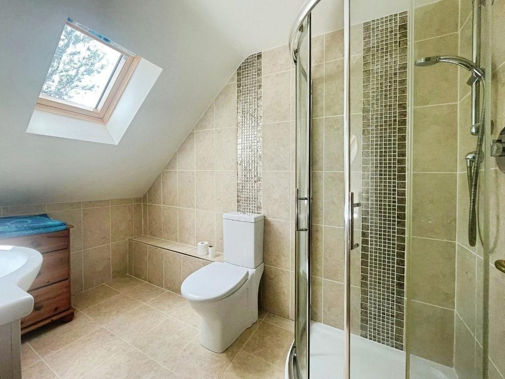 Pbox-bathroom-325258.JPG