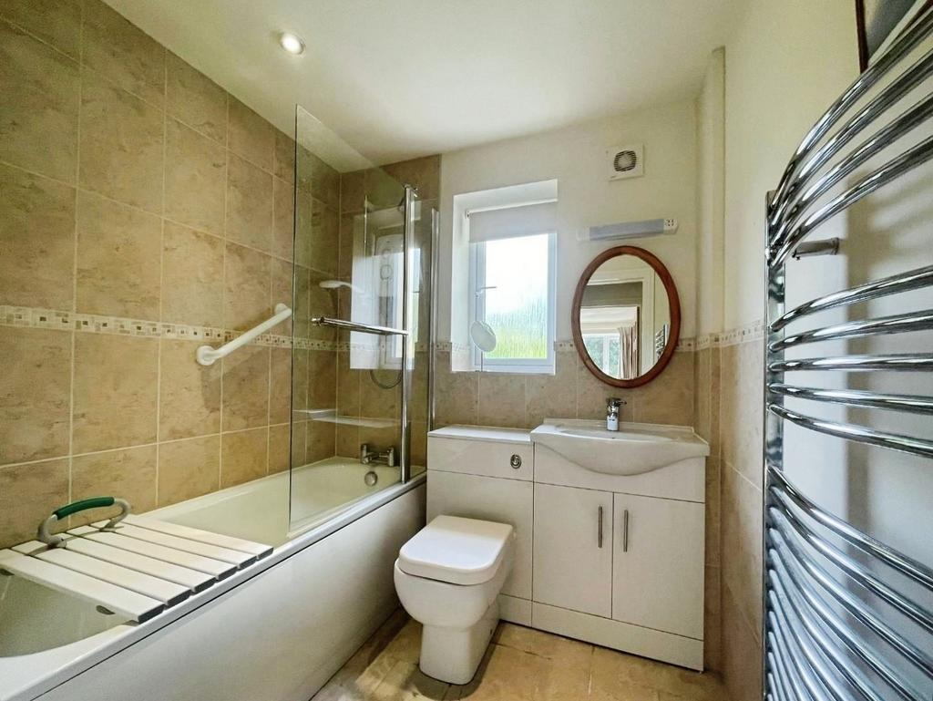 Pbox-bathroom-325258.JPG