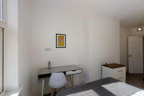 7 bedroom house share to rent, London Road, Strood, Kent, ME2