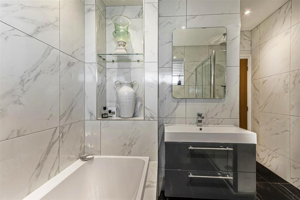 Bathroom 2.jpg