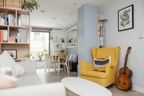 2 bedroom flat for sale, Flower Court, London W1W