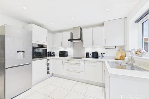 18 Doric Avenue, Chineham, Basingstoke, RG24 8NW