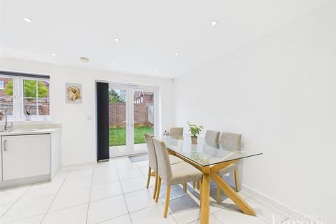18 Doric Avenue, Chineham, Basingstoke, RG24 8NW