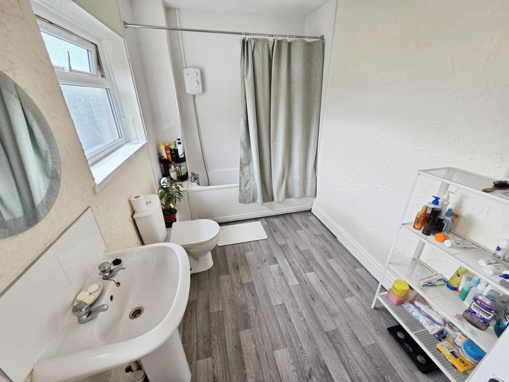 Pbox-bathroom-329742.jpg