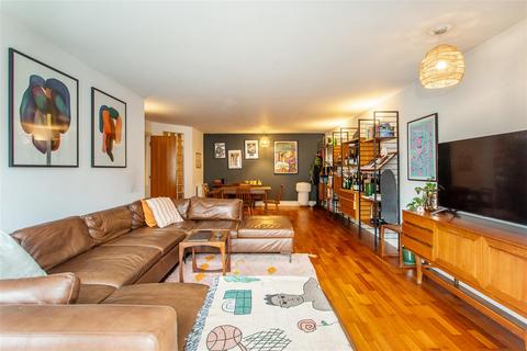 9 Hanover Place, London, E3 4QD