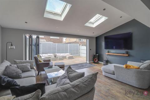 16 Ash Close, Killamarsh, Sheffield, S21 1GU
