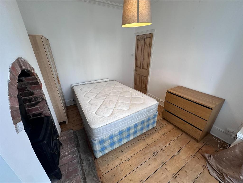 Downstairs bedroom.jpeg