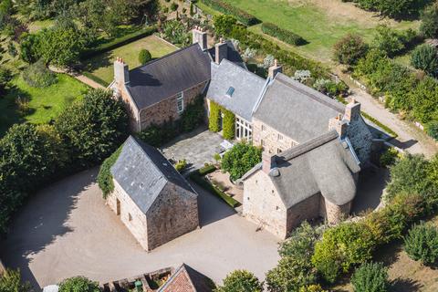 6 bedroom detached house for sale, Les Charrieres Malorey, St. Lawrence, Jersey