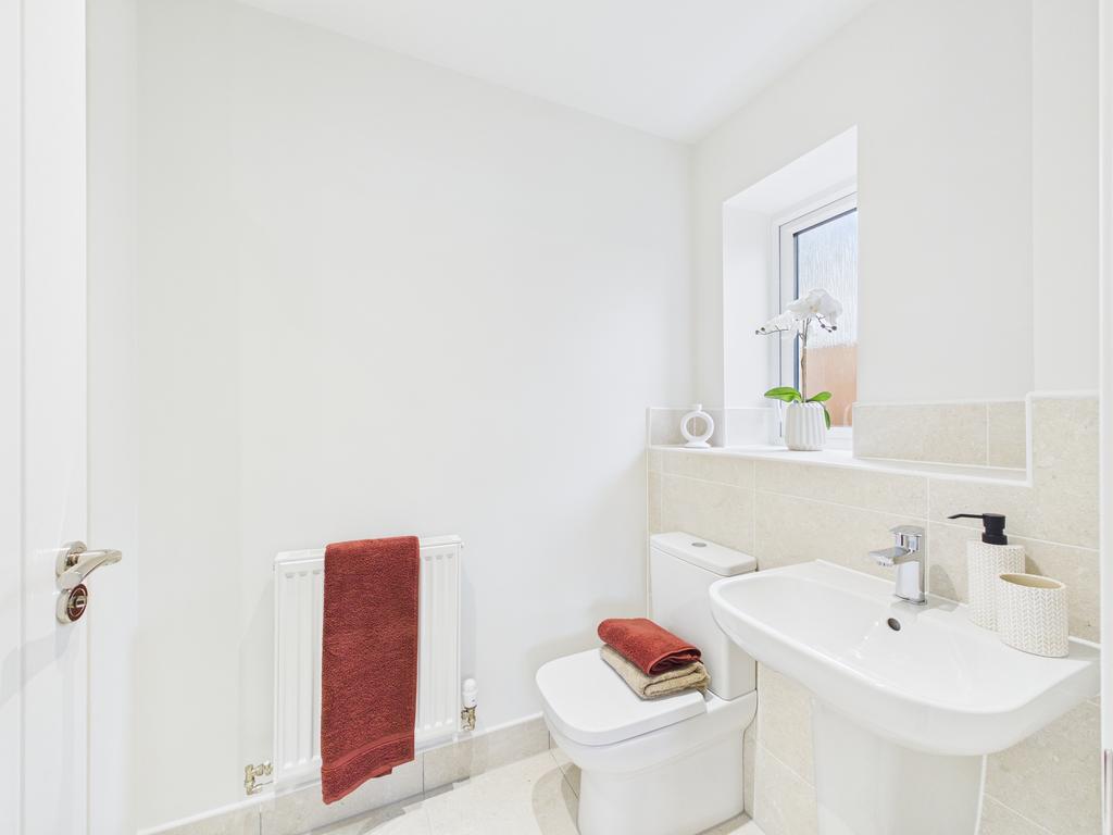 Principal bedroom en suite of Benson
