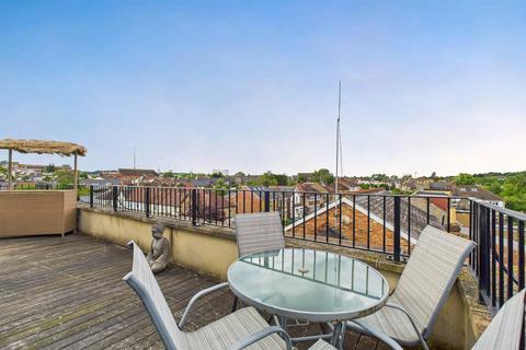1 bedroom penthouse for sale, Victoria Road, Barnet, EN4