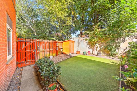 2 bedroom apartment for sale, Peacock Court, Leeds, LS19