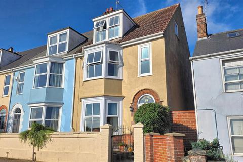 4 bedroom end of terrace house for sale, Cliff Hill, Gorleston