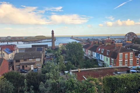 4 bedroom end of terrace house for sale, Cliff Hill, Gorleston