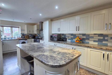 4 bedroom end of terrace house for sale, Cliff Hill, Gorleston