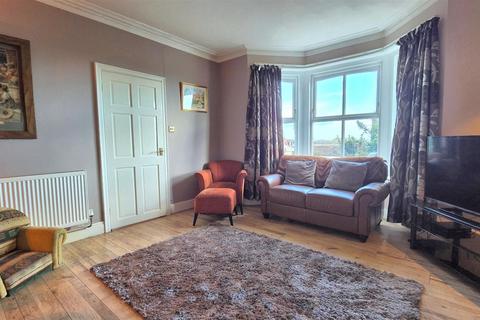 4 bedroom end of terrace house for sale, Cliff Hill, Gorleston