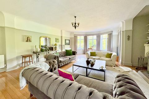 8 Benellen Road, Bournemouth, BH4 9LZ