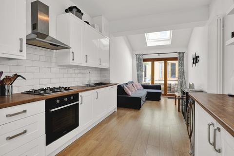 2 bedroom flat for sale, Lancing Road, West Ealing, W13