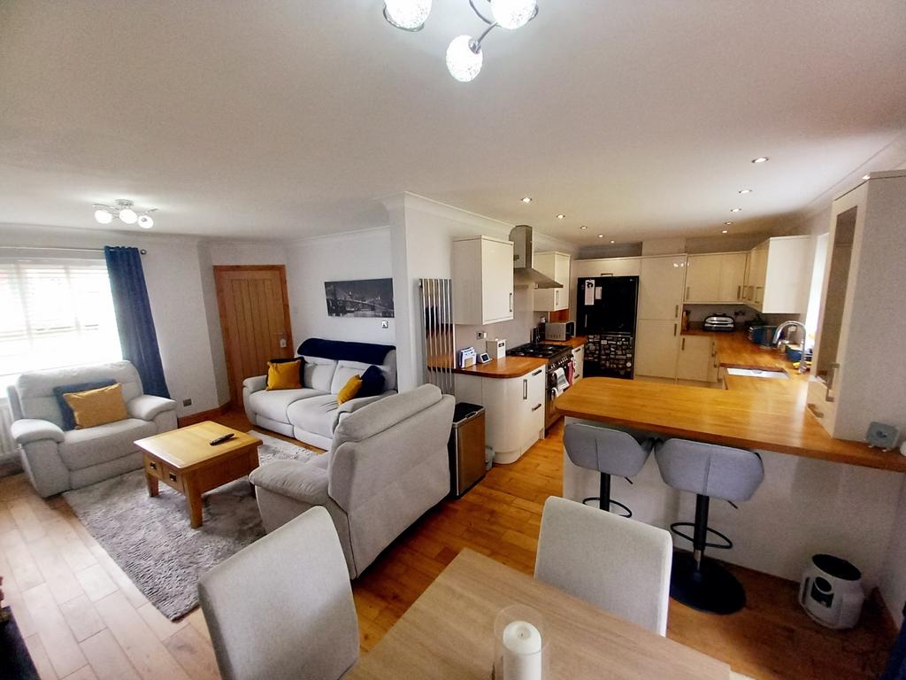 Lounge and dining kitchen