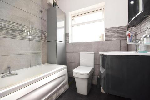3 bedroom end of terrace house for sale, Glenwood Drive, Gidea Park, RM2