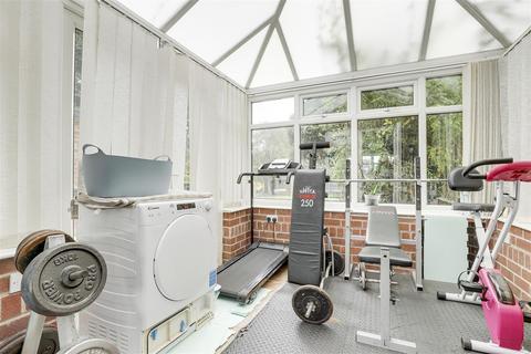 3 bedroom semi-detached house for sale, Ridgeway Close, West Bridgford NG2