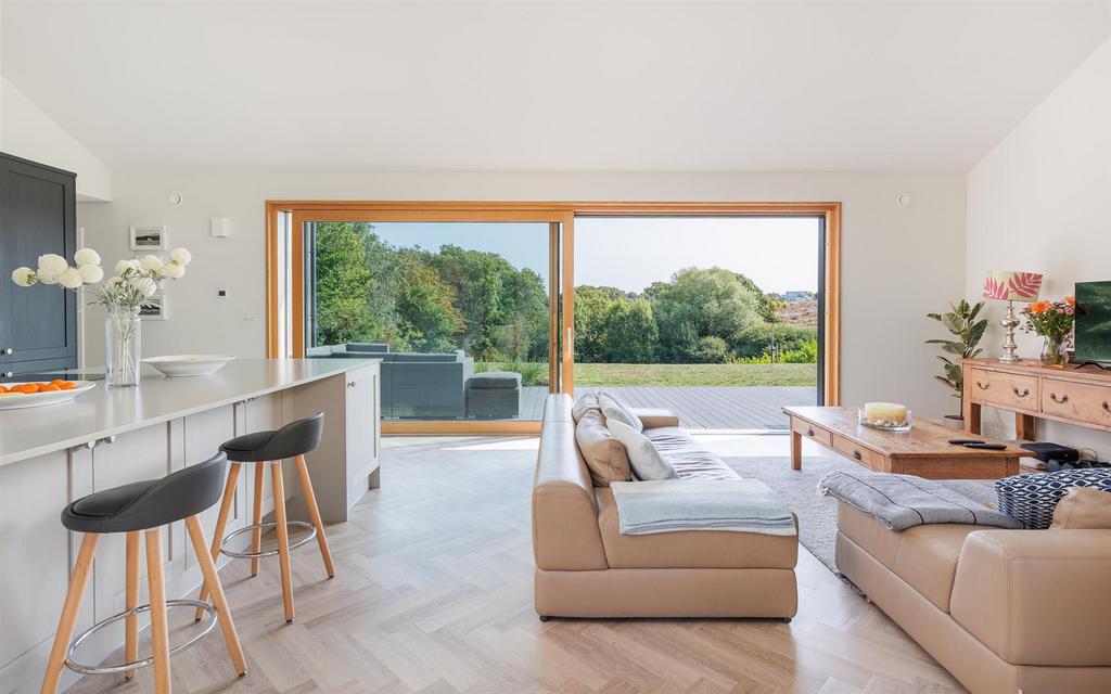 Kitchen/ Living Room