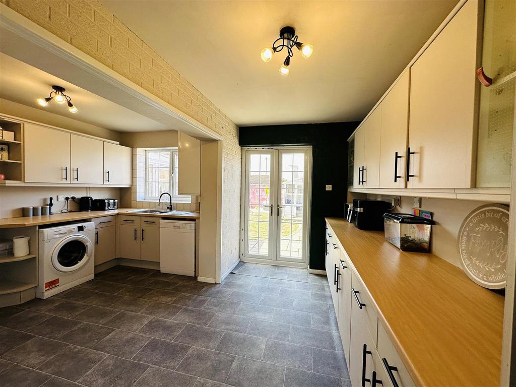 Kitchen 2.jpg