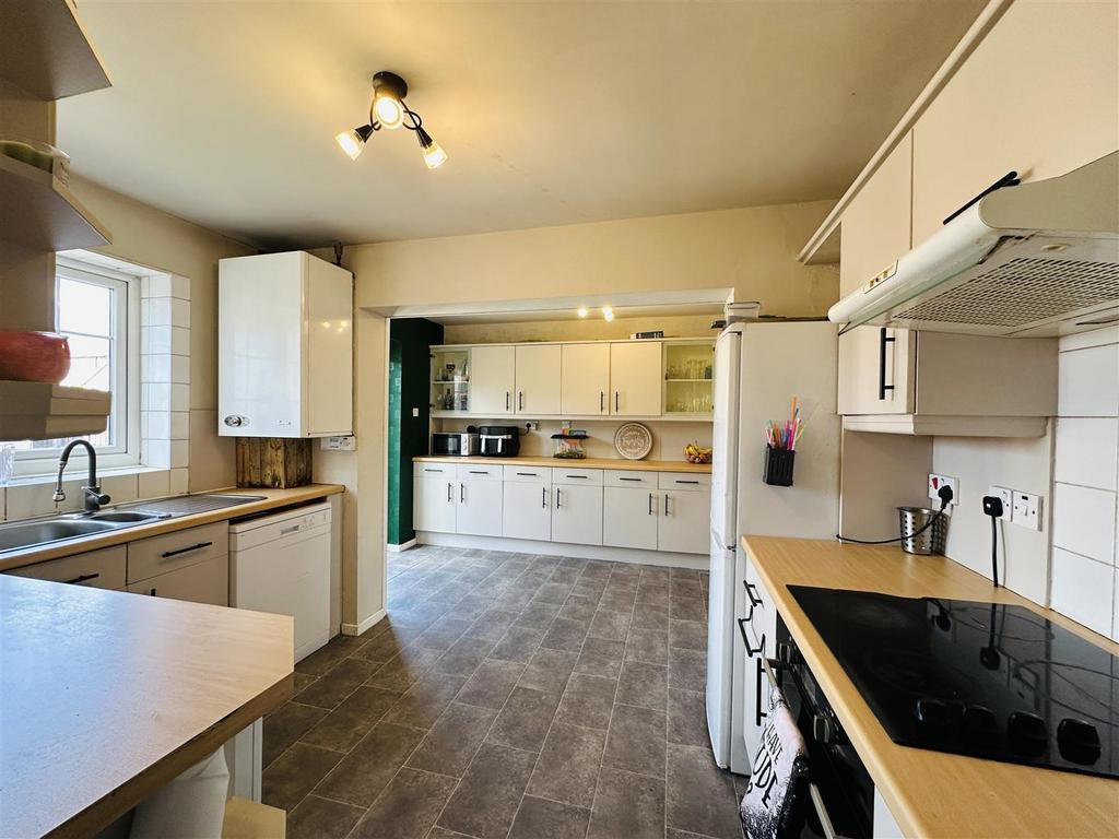 Kitchen 1.jpg