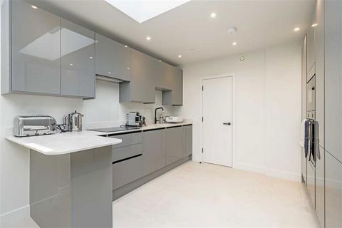2 bedroom flat to rent, Charlotte Street, London W1T