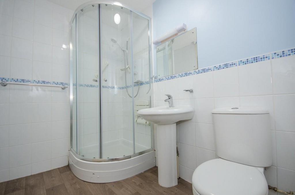 Shower room pic 2.jpg