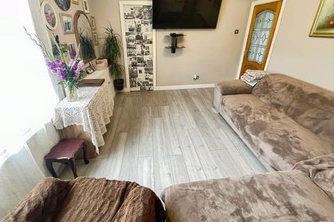 2 bedroom flat for sale, Surrey Drive, Bury