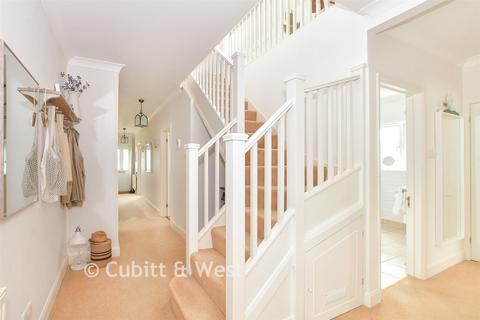 4 bedroom chalet for sale, Balcombe Gardens, Horley RH6