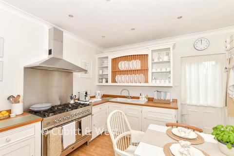 4 bedroom chalet for sale, Balcombe Gardens, Horley RH6