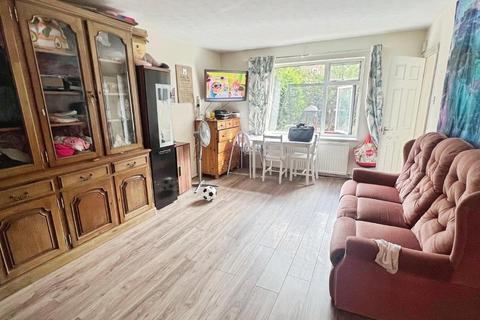 2 bedroom flat for sale, Lynn Road, Wisbech, Cambs, PE13 3DY