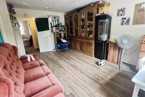 2 bedroom flat for sale, Lynn Road, Wisbech, Cambs, PE13 3DY