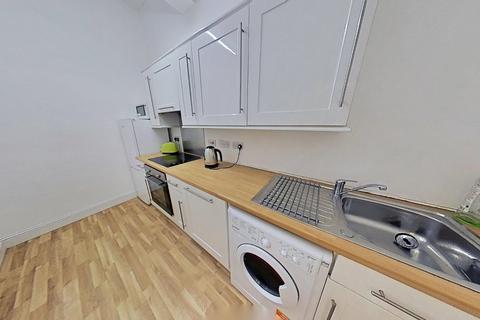 4 bedroom flat to rent, Montgomery Street, Edinburgh, EH7