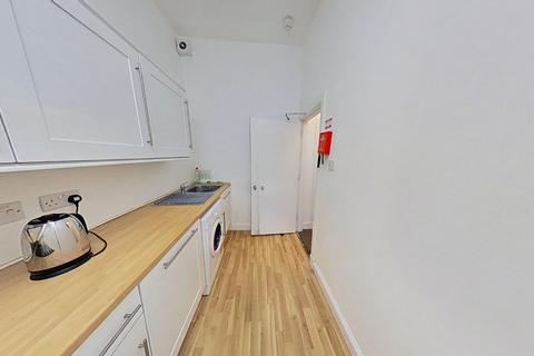 4 bedroom flat to rent, Montgomery Street, Edinburgh, EH7