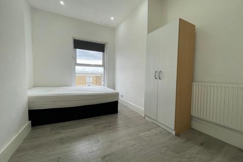 Studio to rent, Goldhawk Road, London W12